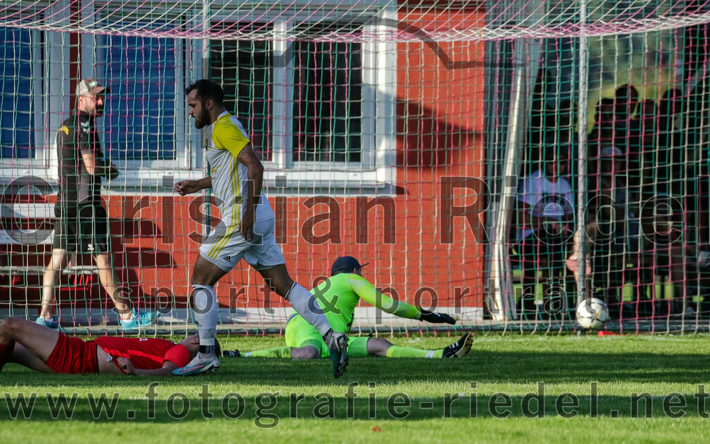 2023-08-18_110_SpVgg_Eichenkofen_gegen_FC_Langenpreising | Erding, Deutschland, 18.08.2023:
Fußball, A-Klasse 2023 / 2024, 3. Spieltag, SpVgg Eichenkofen gegen FC Langenpreising, Endergebnis: 0:2

Tor zum 0:2 durch Patrick Listl (SpVgg Langenpreising, #9)
Torwart Dennis Just (SpVgg Eichenkofen, #1), Patrick Listl (SpVgg Langenpreising, #9), Marcel Mundigl (SpVgg Eichenkofen, #45)

Foto: Christian Riedel / fotografie-riedel.net
