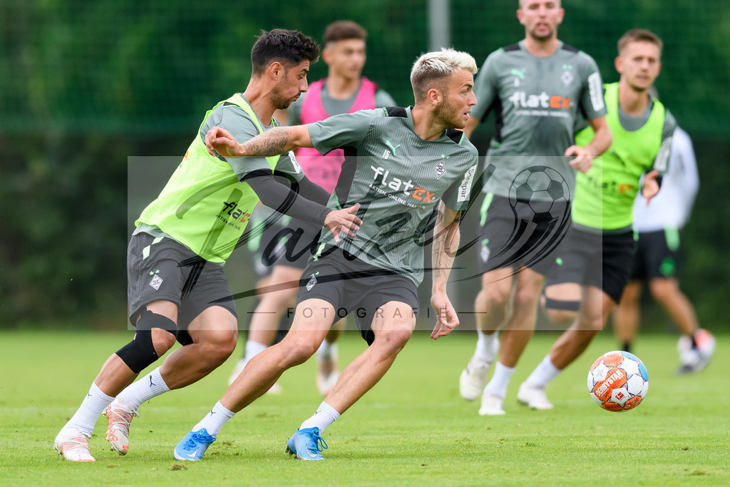 TRABMG20210719_033 | Fussball, Herren: Lars Stindl (Borussia Moenchengladbach) und Jordan Beyer (Borussia Moenchengladbach) im Zweikampf beim Training von Borussia Moenchengladbach waehrend des Trainingslagers auf dem Trainingsplatz am Hotel Klosterpforte am 19.07.2021 in Harsewinkel, Deutschland. - Realisiert mit Pictrs.com