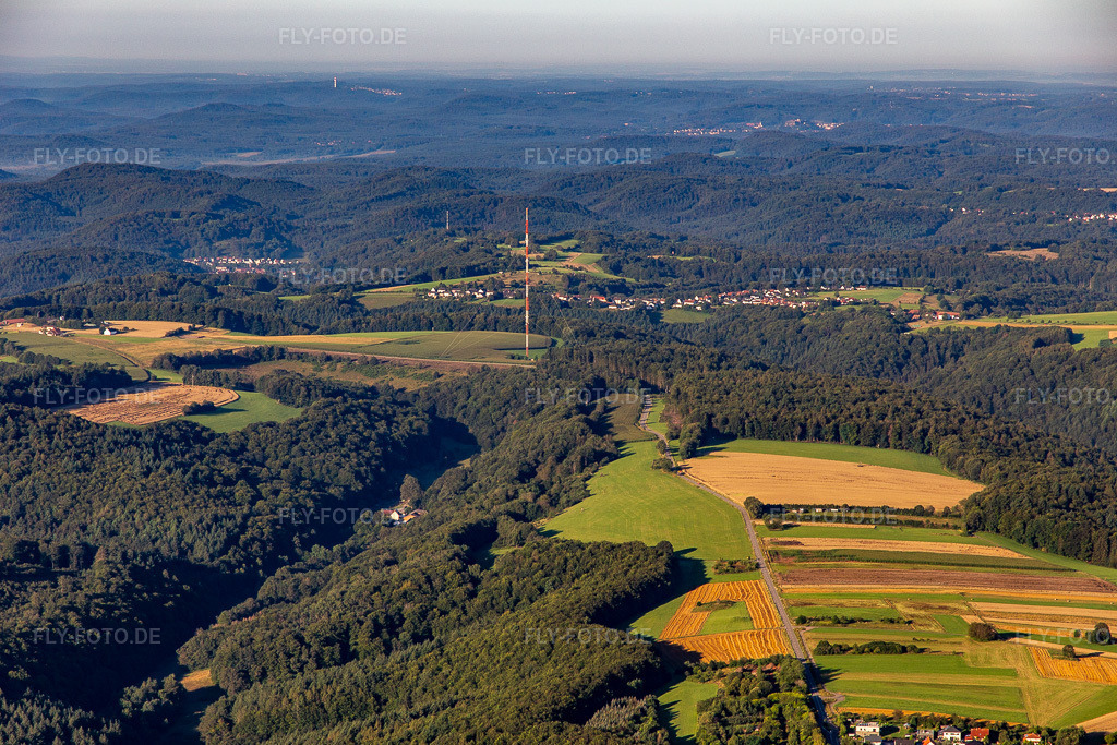 Luftbild: Mast des Sender Kettrichhof im Ortsteil Kettrichhof in Lemberg im Bundesland Rheinland-Pfalz in Deutschland. Foto: IMG_143114.jpg vom 06.08.2024 durch Werner Riehm/FLY-FOTO.de