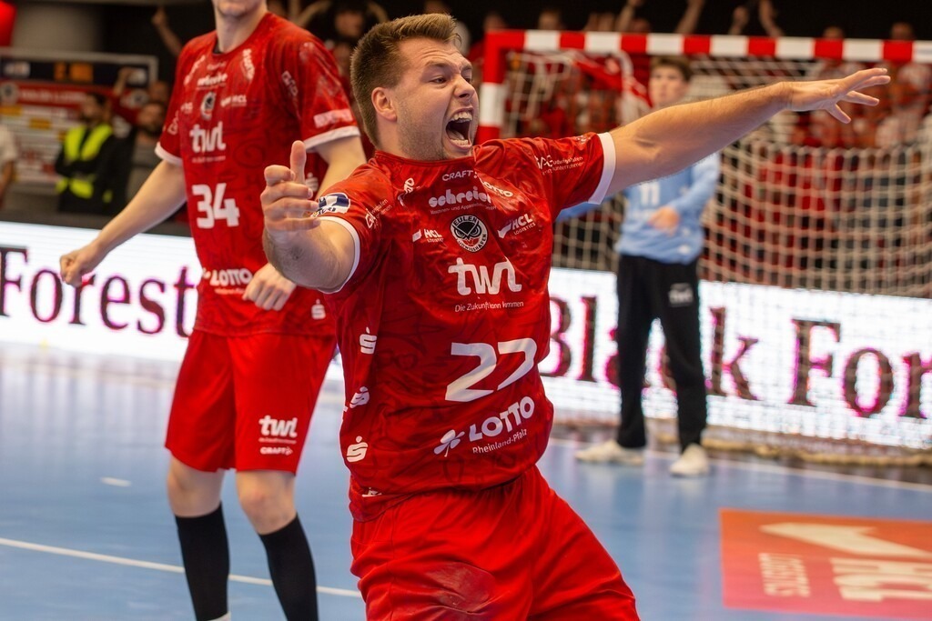 2. HBL (Handball-Bundesliga), 34. Spieltag: Eulen Ludwigshafen gegen TV 05/07 Hüttenberg***Unbändige Freude bei Kian Schwarzer (22, Ludwigshafen) nach dem geschafften Klassenerhalt | 2. HBL (Handball-Bundesliga), 34. Spieltag: Eulen Ludwigshafen gegen TV 05/07 Hüttenberg***Unbändige Freude bei Kian Schwarzer (22, Ludwigshafen) nach dem geschafften Klassenerhalt - Realisiert mit Pictrs.com