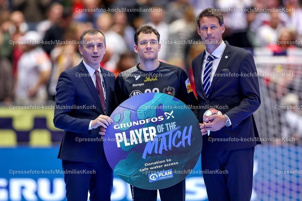 EHF19012601161 | 19.01.2026, Handball, Men's EHF EURO 2026, Österreich - Serbien, Jyske Bank Boxen in Herning, Dänemark, Preliminary Round: Player of the Match ehrung Auszeichnung  Constantin Möstl (Austria #98) 