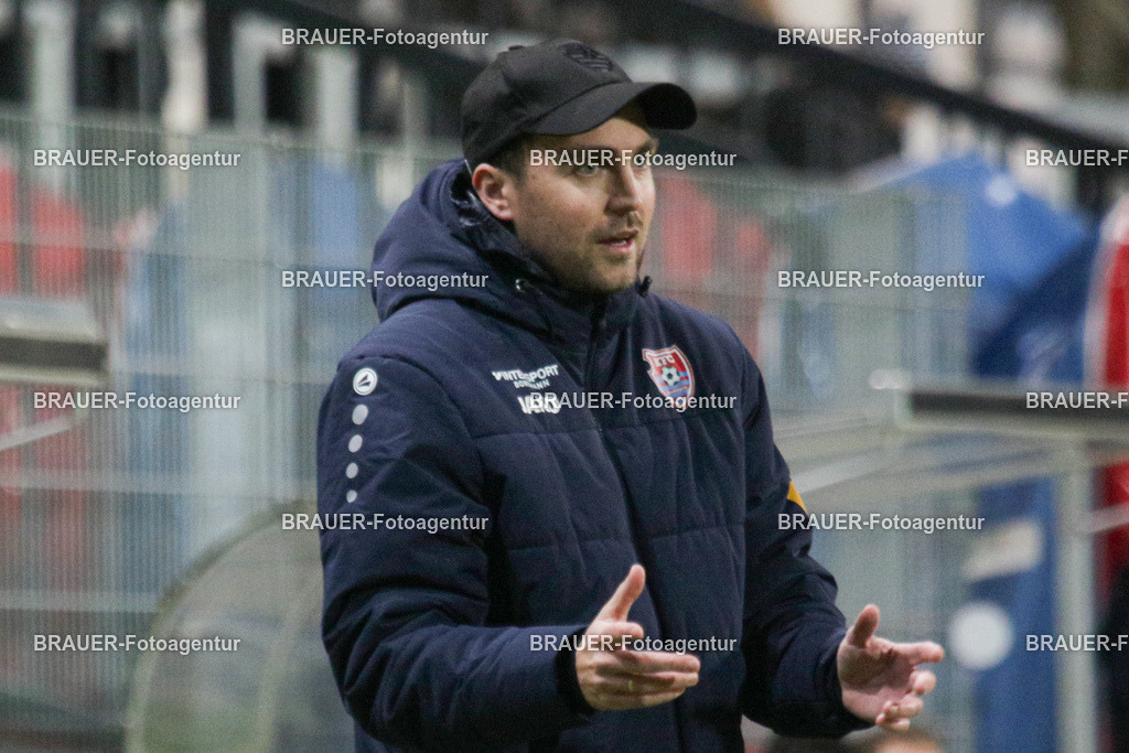 KFC Uerdingen - Ratingen 04/19 | Krefeld, Deutschland, 02.12.25 Trainer Julian Stöhr (KFC Uerdingen) schaut während des Oberliga Niederrhein Spiels zwiachen KFC Uerdingen - Ratingen 04/19 im Krefelder Grotenburg Stadion am 02. Dezember 2025 in Krefeld (Foto von Ralph Görtz / Brauer-Fotoagentur)
