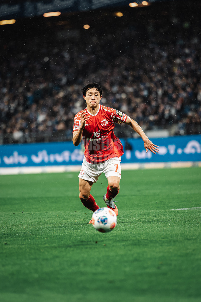 Fußball | Männer | Saison 2025/2026 | 1. Fußball-Bundesliga | 6. Spieltag | Hamburger SV vs. 1. FSV Mainz 05 | 05.10.2025 | Jae-sung Lee (#7, 1. FSV Mainz 05) sprintet zum Ball