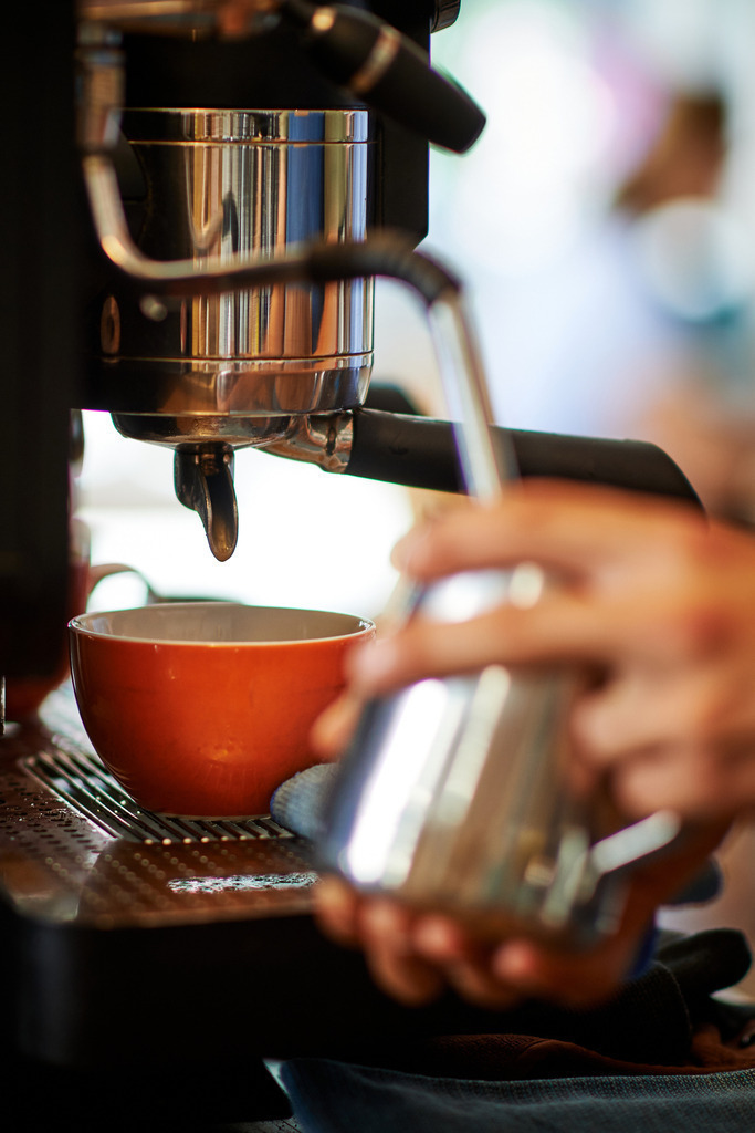 Cafebrennerei Franze | Wien, Austria - July 24, 2019: Cafebrennerei Franze am Kutschkermarkt; Milchschäumer im Einsatz. - Realisiert mit Pictrs.com