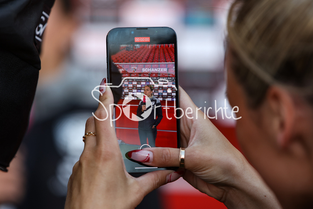 FC Ingolstadt - SV Waldhof Mannheim | gibt vor der Partie ein Interview bei MagentaSport FC Ingolstadt Trainerin Sabrina WITTMANN / Freisteller / Einzelfoto / Sozial Media / Filmen / Symbolbild