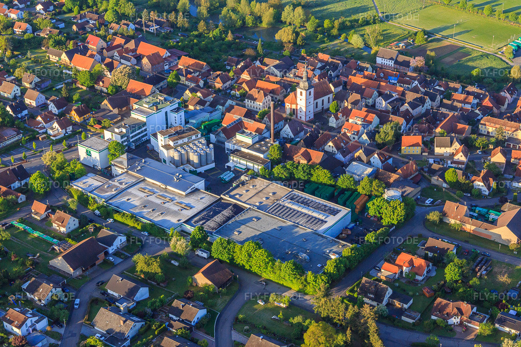 Luftbild: Anlagen der Distelhäuser Brauerei Ernst Bauer GmbH & Co.KG in Ortsmitte im Ortsteil Distelhausen in Tauberbischofsheim im Bundesland Baden-Württemberg in Deutschland. Foto: IMG_146291.jpg vom 10.05.2025 durch Werner Riehm/FLY-FOTO.deDistelhäuser Brauerei Ernst Bauer GmbH & Co KG
