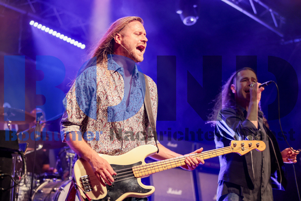 Purple Rising  {date} -  | {headline}(Foto: Sebastian Sendlak / BOND) - Realisiert mit Pictrs.com