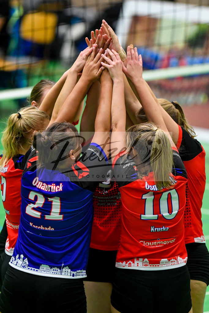 VCOBWA20211106_005 | Volleyball, Frauen: . Spielerinnen vom VC Osnabrueck bilden einen Teamkreis bei dem Spiel der 3. Liga West zwischen VC Osnabrueck und SV BW Aasee in der Schlosswallhalle am 06.11.2021 in Osnabrueck, Deutschland. - Realisiert mit Pictrs.com
