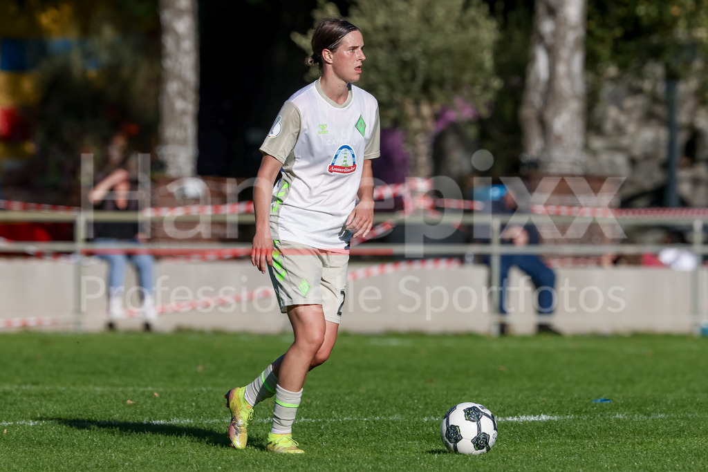 Fussball, DFB-Pokal Frauen, SC Victoria Hamburg - SV Werder Bremen | Lara Schmidt (SV Werder Bremen, 24) am Ball, Freisteller, Einzelbild, Ganzkörper, Aktion, Action, Spielszene, DIE DFB-RICHTLINIEN UNTERSAGEN JEGLICHE NUTZUNG VON FOTOS ALS SEQUENZBILDER UND/ODER VIDEOÄHNLICHE FOTOSTRECKEN. DFB REGULATIONS PROHIBIT ANY USE OF PHOTOGRAPHS AS IMAGE SEQUENCES AND/OR QUASI-VIDEO.