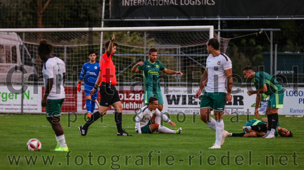 2023-09-01_030_FC_Schwaig_gegen_TSV_Gruenwald | Oberding, Deutschland, 01.09.2023:
Fußball, Landesliga Südost 2023 / 2024, 9. Spieltag, FC Schwaig gegen TSV Grünwald, Endergebnis: 3:1

Schiedsrichter Simon Ettl, Maximilian Hellinger (FC Schwaig, #23), Fabian Traub (TSV Grünwald, #17)

Foto: Christian Riedel / fotografie-riedel.net