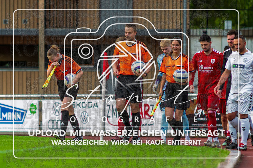 Bezirksliga Herren LG - TV Jahn Schneverdingen II vs. Buchholzer FC | Jonas Heine (Schiedsrichter), Lina-Talea Renner (Schiedsrichterassistentin), Lina Sophie Brandt (Schiedsrichterassistentin); Bezirksliga Herren LG - TV Jahn Schneverdingen II vs. Buchholzer FC am 15.05.26 in Osterwald-Stadion, Schneverdingen - Realisiert mit Pictrs.com