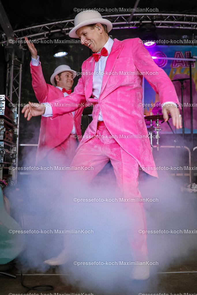 Due22062488011 | 22.06.2024, Düsseldorf, Konzert Porno Al Forno, HEUKING Mittsommer-Renntag - Die düsseldorfer Pop-Band performt bei ihrem Konzert auf der Rennbahn Grafenberg und begeistert die zahlreichen Fans