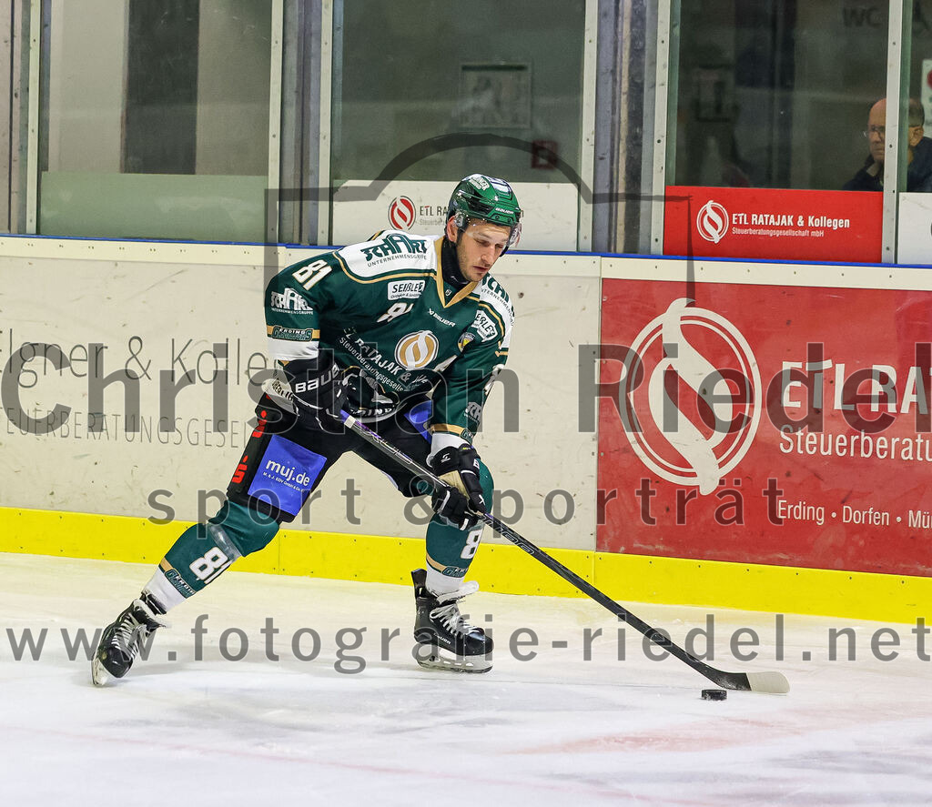 2025-11-25_132_TSV_Erding_gegen_EHF_Passau_Black_Hawks | Erding, Deutschland, 25.11.2025:Eishockey, Oberliga Süd 2025 / 2026, 20. Spieltag, TSV Erding gegen EHF Passau Black Hawks, Endergebnis: 2:3 n.V.Maximilian Forster (Erding Gladiators, #81)Foto: Christian Riedel / fotografie-riedel.net