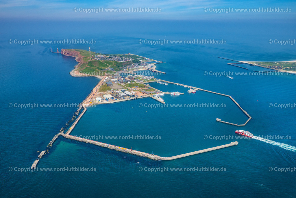 Helgoland_ELS_6964250622 | HELGOLAND 25.06.2022 Die Insel Helgoland in der Nordsee mit dem Hafengelände auf Helgoland im Bundesland Schleswig-Holstein. // The island of Helgoland in the North Sea to the port area on Helgoland in Schleswig-Holstein. Foto: Martin Elsen