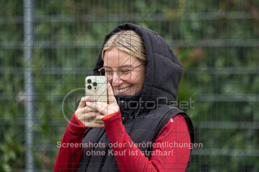 20251005_110306_0097 | #,1.Göppinger SV (rot) vs. SGM Aufhausen/Nellingen (grau), Fußball, Frauen-Regionenliga 3 - WfV, 04. Spieltag, Saison 2025/2026, Kunstrasenplatz Nord, Hohenstaufenstr. 116, 73033 Göppingen, 05.10.2025 - 11:00 Uhr,Foto: PhotoPeet-Sportfotografie/Peter Harich