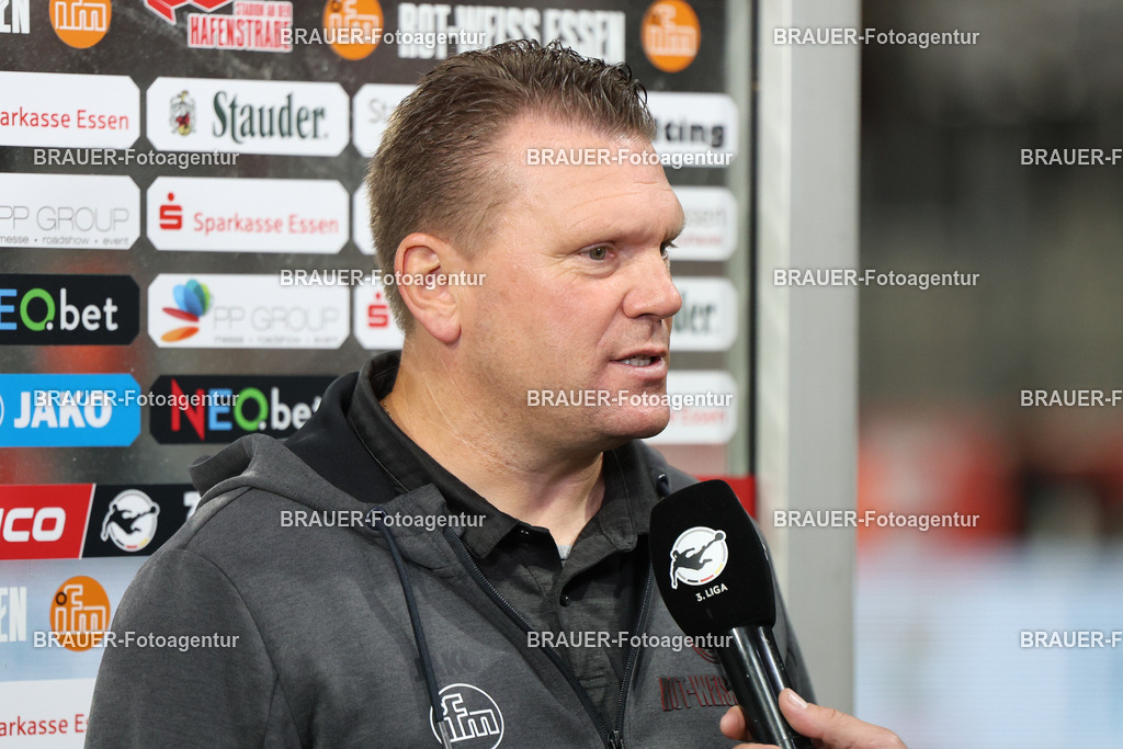 Rot-Weiss Essen - VFL Osnabrück | Essen, Deutschland, 17.09.2025 Uwe Koschinat (Rot-Weiss Essen) gibt ein Interviewwährend des 3.Liga Spiels zwischen  Rot-Weiss Essen und VFL Osnabrück am 17.09.2025 im Stadion an der Hafenstraße in Essen. (Foto von Timo Bluhmki-Schmidt/Brauer Fotoagentur