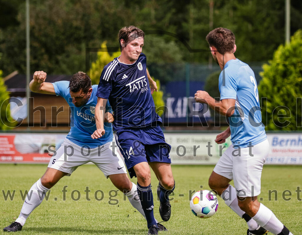 2023-08-26_107_FC_Langengeisling_gegen_TuS_Raubling | Erding, Deutschland, 26.08.2023:
Fußball, Bezirksliga Oberbayern Ost 2023 / 2024, 6. Spieltag, FC Langengeisling gegen TuS Raubling, Endergebnis: 2:0

Andreas Buchberger (FC Langengeisling, #5), Lukas Schöffel (TuS Raubling, #14), Lucas Seeholzer (FC Langengeisling, #2)

Foto: Christian Riedel / fotografie-riedel.net