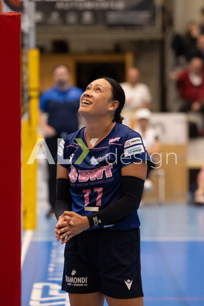 Volleyball I Frauen I Saison 2025-2026 I Volleyball NLA | Women I 1/2 Finals I  VC Kanti Schaffhausen - Sm'Aesch Pfeffingen I 18.03.2026 | 11 Mita Uiato (USA) (Sm'Aesch Pfeffingen) – Zuspiel - Realisiert mit Pictrs.com