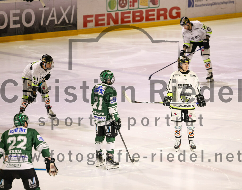 2024-02-02_023_TSV_Erding_gegen_ERSC_Amberg | Erding, Deutschland, 02.02.2024:
Eishockey, Bayernliga Vorrunde 2023 / 2024, 30. Spieltag, TSV Erding gegen ERSC Amberg, Endergebnis: 1:0

Erik Modlmayr (Erding Gladiators, #21), Hunter Fortin (ERSC Amberg, #22)

Foto: Christian Riedel / fotografie-riedel.net
