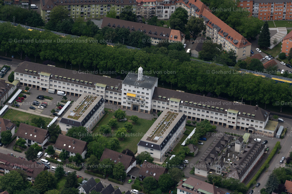 4032923 | Händelwohnheim Nr. 18 und 20 im Stadtteil Herdern sticht hervor - nicht nur durch den denkmalgeschützten Glockenturm, der dem lang gezogenen Gebäude eine Krone verleiht. In früheren Zeiten beherbergte das Gebäude den Eisenbahner-Waisenhort. Heute leben Studierende in Wohngemeinschaften für 2 bis 10 Personen und Apartments in der Händelstraße.
