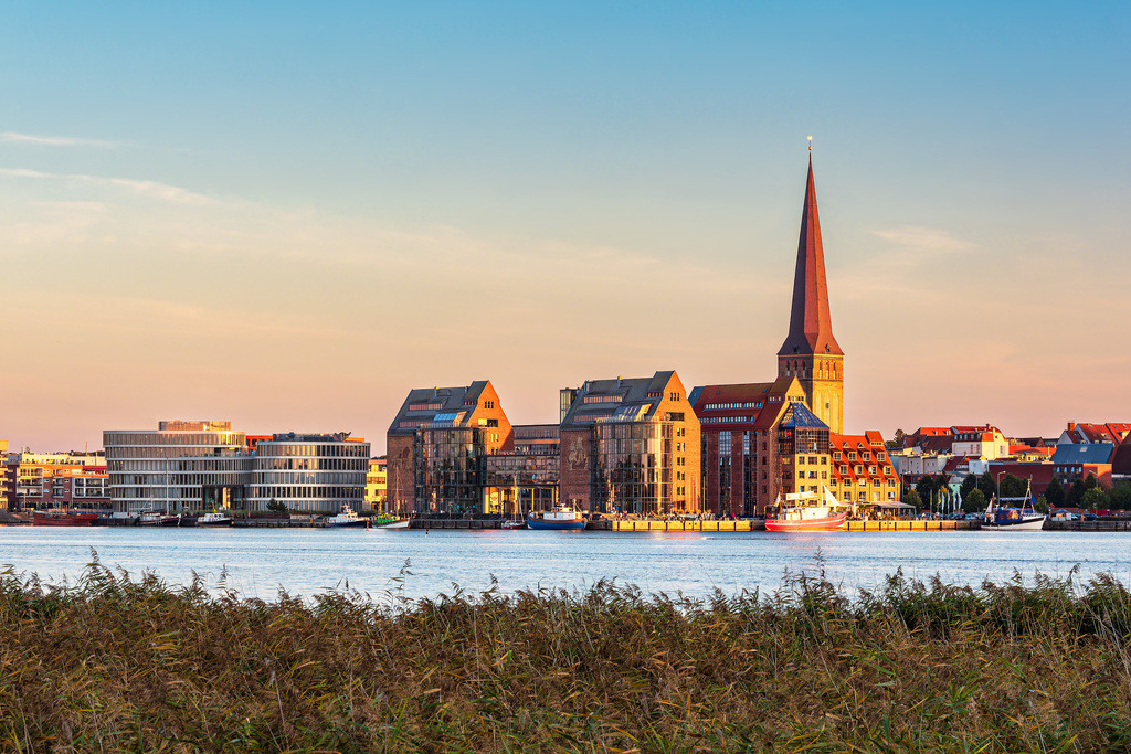 Blick über die Warnow auf die Hansestadt Rostock am Abend | Blick über die Warnow auf die Hansestadt Rostock am Abend.