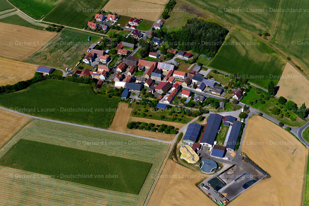 3650255 | RUPPRECHTSHAUSEN 31.08.2016 Landwirtschaftliche Nutzflächen und Feldgrenzen  umsäumen das Siedlungsgebiet des Dorfes in Rupprechtshausen im Bundesland Bayern, Deutschland // Agricultural land and field boundaries surround the settlement area of the village  in Rupprechtshausen in the state Bavaria, Germany Foto: Gerhard Launer