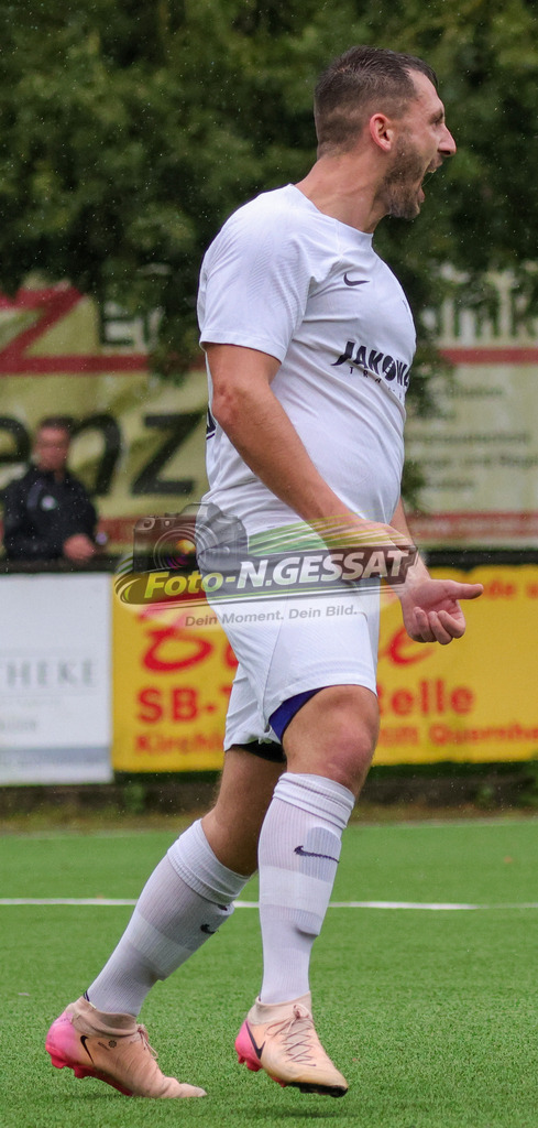 BV Stift Quernheim - SV Hausberge | Auf dem Bild zu sehen: weiß BV Stift Quernheim: Tibor Leon SanderBV Stift Quernheim, SV Hausberge, Saison 26/27, Bezirksliga, Stift Quernheim, Deutschland - Realisiert mit Pictrs.com