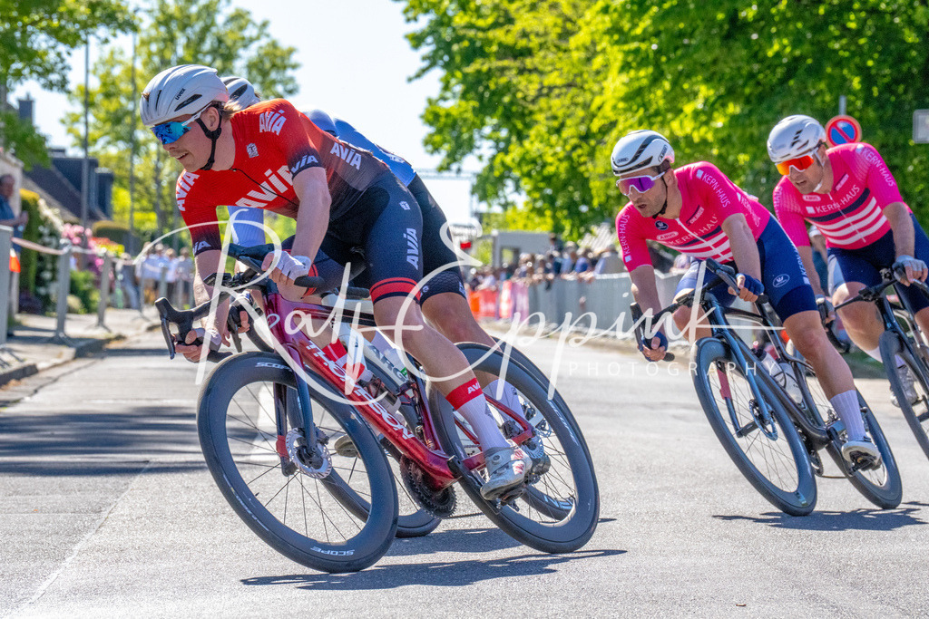 Spurt in den Mai 2026 - Großer Preis der Sparkasse Neuss | Annual one-day road cycling race "Großer Preis der Sparkasse Neuss" held in Büttgen, Germany, organized by VfR Büttgen 1912 e.V. The event features multiple races across all age categories from U11 youth to Elite men. - Realisiert mit Pictrs.com
