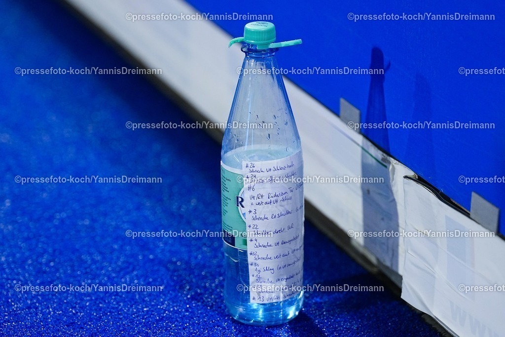 xydrx15082504058 | 15.08.2025, xydrx, Frauen EuroHockey Championship 2025, Halbfinale, Belgien - Deutschland, Sparkassenpark Mönchengladbach: Der Spickzettel auf der Flache von Julia Sonntag (GER #20)