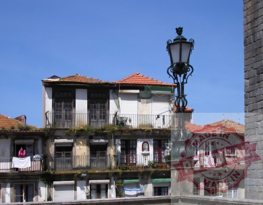 Porto street lamp and old buildings facade | Vintage street lamp standing in front of traditional architecture with balconies and tile roofs - Realized with Pictrs.com