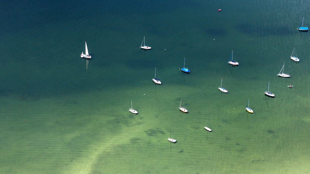 dr__0057316.jpg | INNING AM AMMERSEE 23.07.2020 Segelschiffe an Bojen Liegeplätzen auf dem Ammersee in Inning am Ammersee im Bundesland Bayern, Deutschland. // Sailboats in the harbor in Inning am Ammersee in the state Bavaria, Germany. Foto: Daniel Reiter