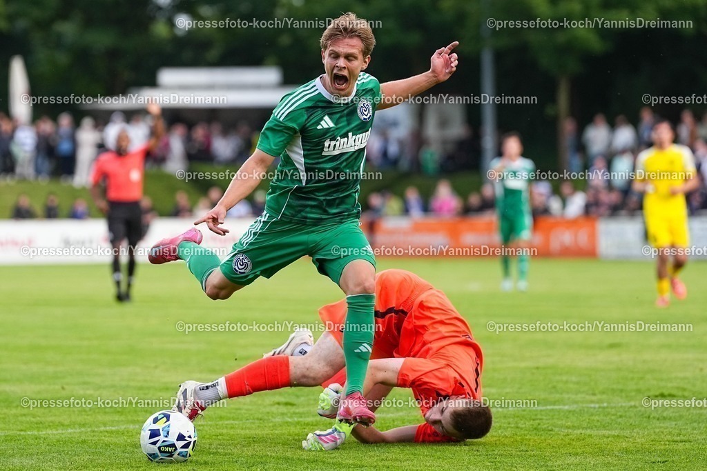 xYDR16072501072 | 16.07.2025, xydrx, Fußball, VFB Homberg - MSV Duisburg, Testspiel, PCC-Stadion: Jakob Bookjans (MSV Duisburg #7) im Zweikampf gegen Leon Schuebel (VFB Homberg #1)