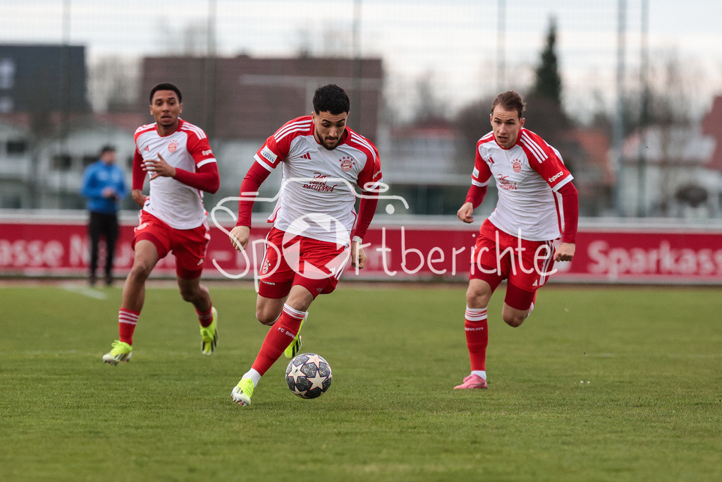 FV Illertissen - FC Bayern Amateure | Dion BERISHA (FCB #11) am Ball / in AKtion