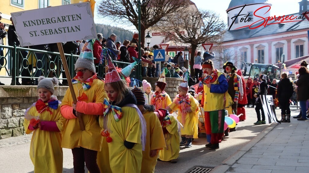 fasching-mariazell2025 (18) | Mit meiner Kamera halte ich besondere Augenblicke, faszinierende Landschaften und interessante Details fest. Dabei entstehen ganz unterschiedliche Aufnahmen – von stimmungsvollen Landschaftsfotografien und beeindruckenden Drohnenaufnahmen über Pressefotos - Realisiert mit Pictrs.com