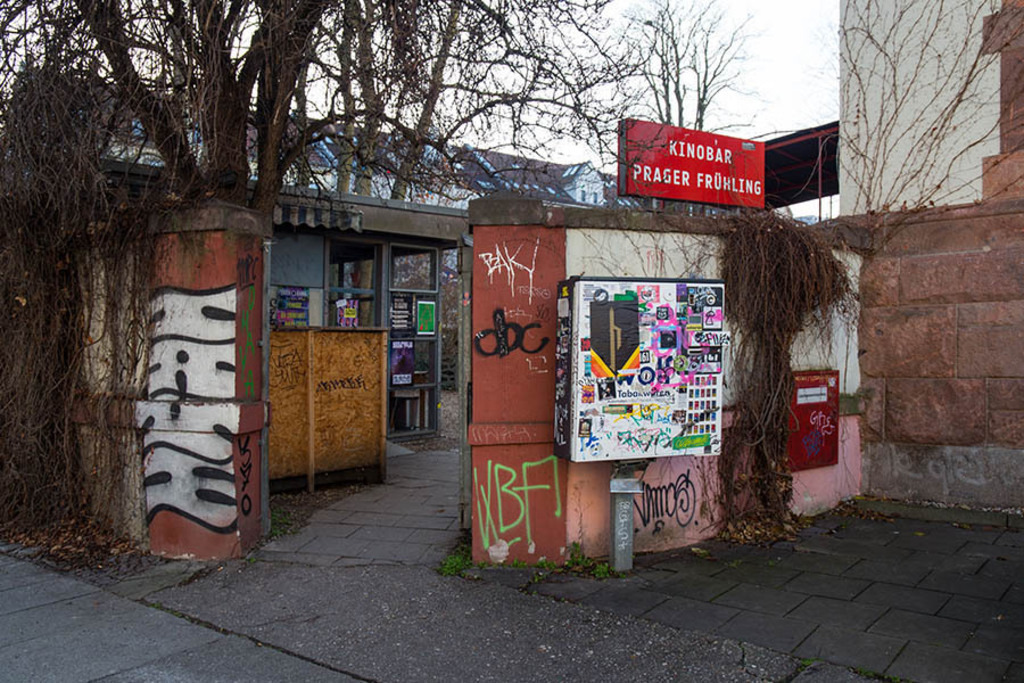 Connewitz - Kinobar Prager Frühling | Entdecke über 20 Kategorien Leipzig-Motive: Foto-Downloads, hochwertige Poster, Leinwand- & Fine-Art-Prints. Jetzt Lieblingsfoto im Bildlexikon Leipzig Shop bestellen!