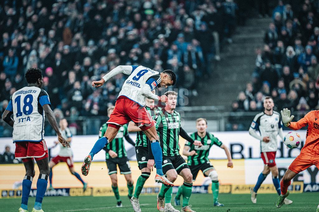 Fußball | Männer | Saison 2023/2024 | 2. Fußball-Bundesliga | 21. Spieltag | Hamburger SV vs. Hannover 96 | 09.02.2024 | Robert Glatzel (#9, HSV) trifft per Kopf zum Tor 3:3