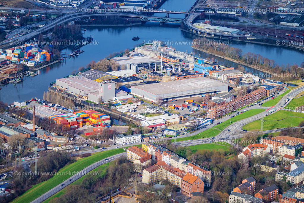 Hamburg_Wilhelmsburg_Hywax_ELS_3227040223 | HAMBURG 04.02.2023 Hafenanlagen Industiebetriebe am Ufer des Hafenbeckens am Klütjenfelder Hafen entlang der Klütjenfelder Straße im Ortsteil Wilhelmsburg in Hamburg, Deutschland. Weiterführende Informationen bei: Hywax GmbH. // Port facilities industrial plants on the banks of the harbor basin at Kluetjenfelder Hafen along Kluetjenfelder Strasse in the district Wilhelmsburg in Hamburg, Germany. Further information at: Hywax GmbH. Foto: Martin Elsen