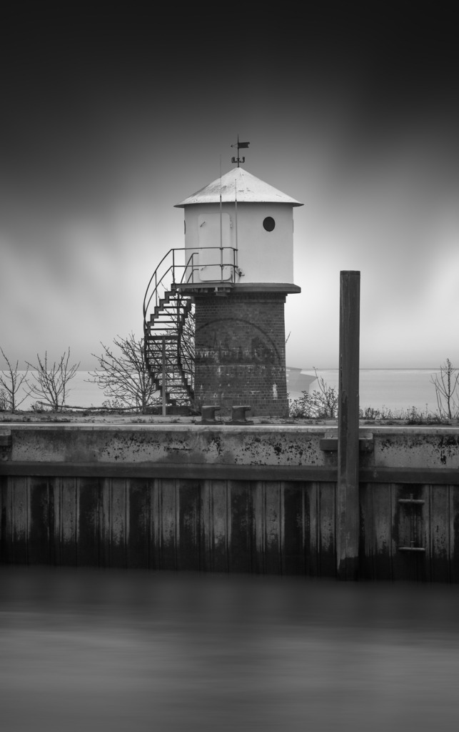 Leuchtturm klein Glücksstadt sw | Exklusive Hamburg collagen, tolle Segelbilder und viele weitere tolle Motive auf Leinwand, Poster, Alu-Dibond, u.v.m. findet Ihr bei uns auf hamburgbild.de. Findet Euer Wandbild für Euer Zuhause, Büro oder die  Praxis…. - Realisiert mit Pictrs.com