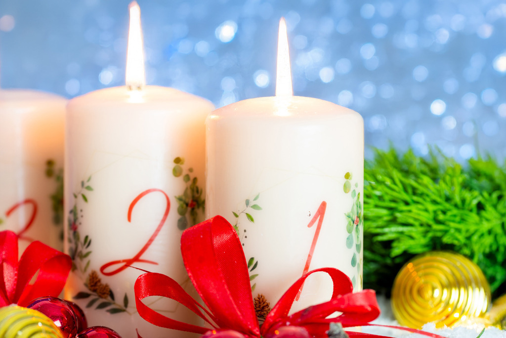 2. Advent Bild | Grüße zum 2. Advent: Zwei brennende Adventskerzen mit weihnachtlicher Dekoration (digital nachbearbeitet) - Realisiert mit Pictrs.com