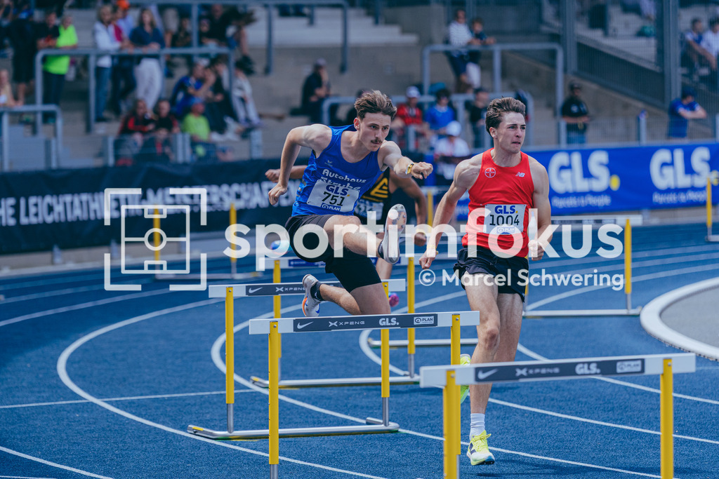DM U23 U18 Bochum 2026 | Nikolas Raeth (SV Union Salzgitter), Startnummer 751 und Philip Steinmann (TSV Bayer 04 Leverkusen), Startnummer 1004, 400 Meter Hürden, Deutsche Meisterschaften der U18 &amp; U23 2026, Lohrheidestadion Bochum-Wattenscheid, 04.07.2026 Foto: Marcel Schwering / sportimfokus - Realisiert mit Pictrs.com