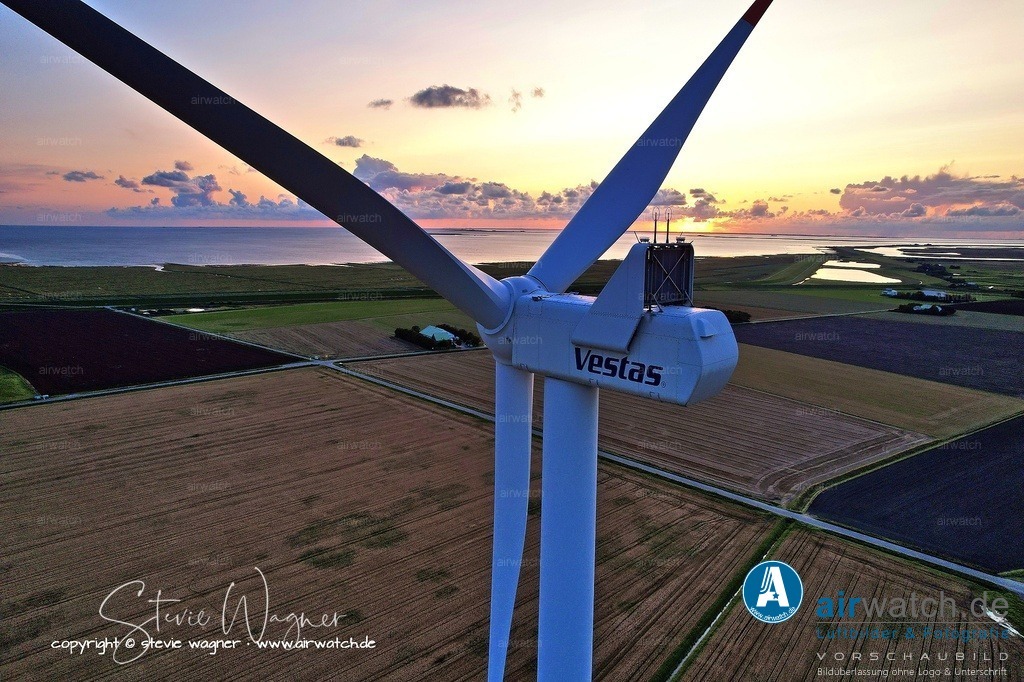 Windpark Gemeinde Reussenkoege in Nordfriesland - Luftbild | Entdecken Sie atemberaubende Luftbilder und Fotografien auf airwatch.de - Tauchen Sie ein in eine Welt voller faszinierender Aufnahmen aus der Vogelperspektive.