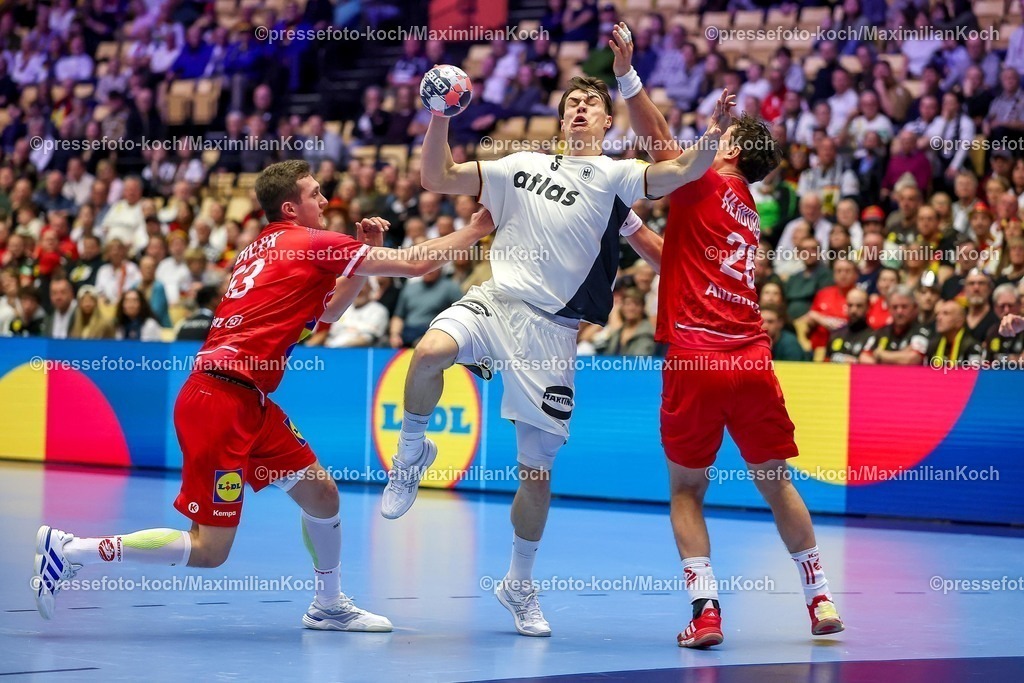 EHF15012602081 | 15.01.2026, Handball, Men's EHF EURO 2026, Deutschland - Östereich, Jyske Bank Boxen in Herning, Dänemark, Preliminary Round:  Miro Schluroff (Germany #05) im Zweikampf gegen   Mykola Bilyk (Austria #53)  Lukas Herburger (Austria #26) 