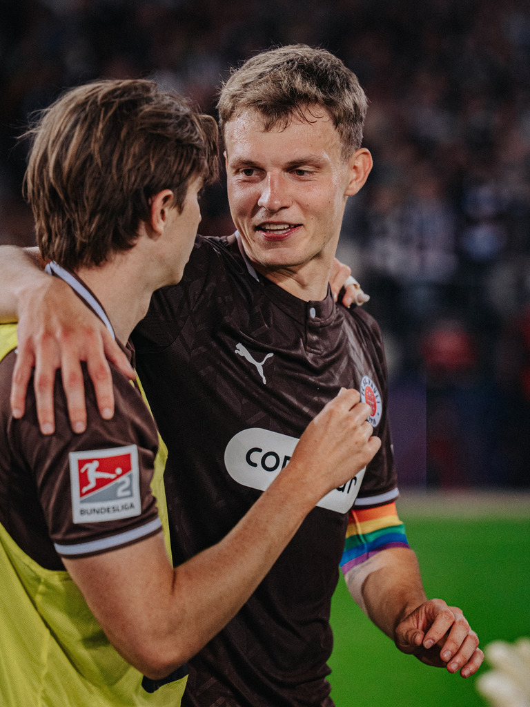 HEV01117 | Der offizielle Shop für FC St. Pauli Fotos. Wähle aus Spielszenen & Fanmomenten dein FCSP Wunschformat. Wir liefern Millerntor-Atmosphäre.