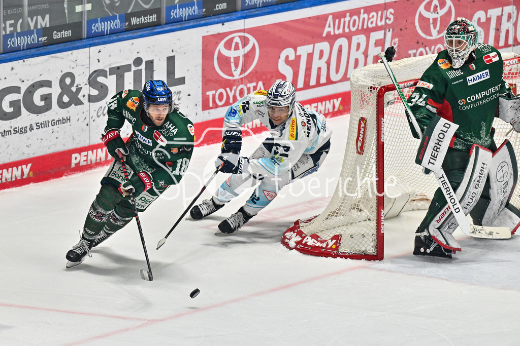 Augsburger Panther - Dresdner Eislöwen | AUGSBURG, GERMANY - 04. DECEMBER: im Duell Anthony LOUIS (Augsburger Panther 18) und Ricardo HENDRESCHKE (Eislöwen Dresden 32) hinter Lasse DIETZSCHOLD (Augsburger Panther 31) während dem Match zwischen den Augsburger Panthern und den Dresdner Eislöwen am 25 Spieltag der PENNY DEL im Curt Frenzel Stadion