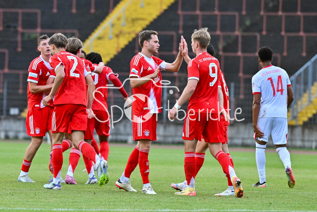 FC Augsburg II - FC Bayern Amateure | Jubel nach dem Treffer zum 1-1 Ausgleich durch Adin LICINA (FC Bayern Muenchen II 7) / Tor / Torschuetze / Freude / Happy / Regionalliga Bayern: FC Augsburg II - FC Bayern Muenchen II, Rosenaustadion am 25.07.2025