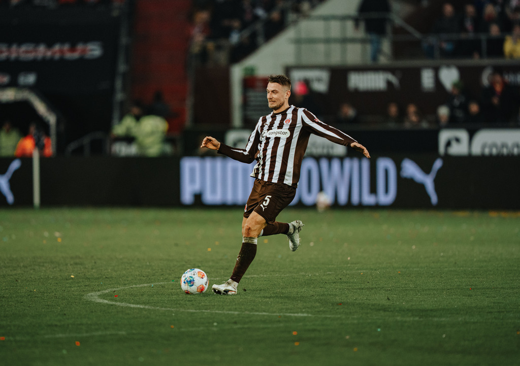 FCS07722 | Der offizielle Shop für FC St. Pauli Fotos. Wähle aus Spielszenen & Fanmomenten dein FCSP Wunschformat. Wir liefern Millerntor-Atmosphäre.