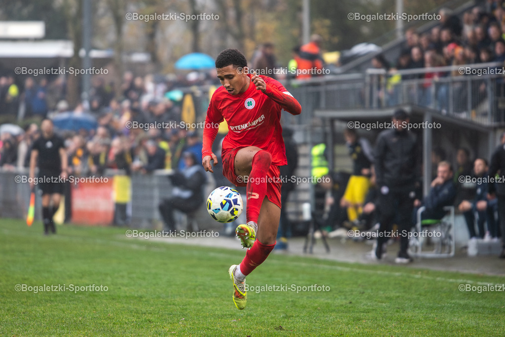Eric Babacar Gueye | 15.11.2025, Fussball, Niederrheinpokal, VfB Homberg - Rot-Weiß Oberhausen: Eric Babacar Gueye (Rot-Weiß Oberhausen #11) nimmt dem Ball mit dem Aussenrist an - Realisiert mit Pictrs.com