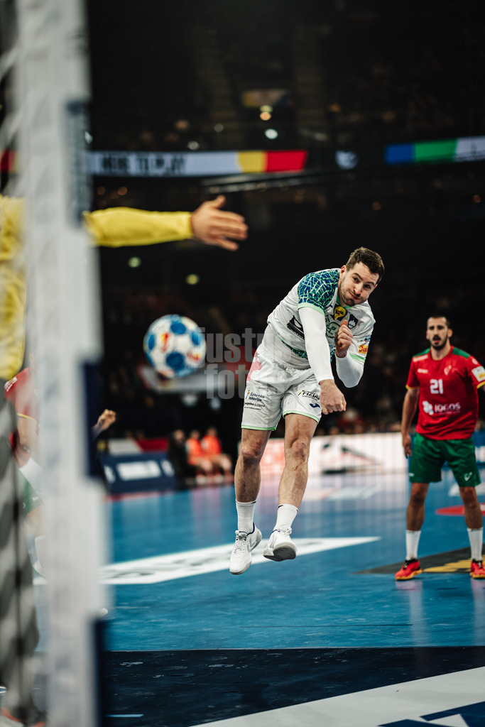 Handball | Herren | EHF EURO 2024 | European Championshop Men 2024 Final Tournament | Slowenien vs. Portugal | 19.01.2024 | Miha Zarabec (#23, Slowenien, SLO) beim Wurf