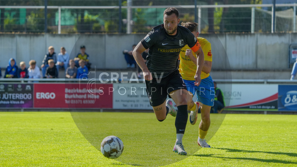 Fußball, Herren, Saison 2025/2026, Regionalliga Nordost, 10. Spieltag, FSV 63 Luckenwalde vs. BSG Chemie Leipzig, Samstag 27.09.2025, Werner-Seelenbinder-Stadion Luckenwalde, | Fußball, Herren, Saison 2025/2026, Regionalliga Nordost, 10. Spieltag, FSV 63 Luckenwalde vs. BSG Chemie Leipzig, Samstag 27.09.2025, Werner-Seelenbinder-Stadion Luckenwalde, Im Bild: Janik Mäder (Chemie) - Realisiert mit Pictrs.com