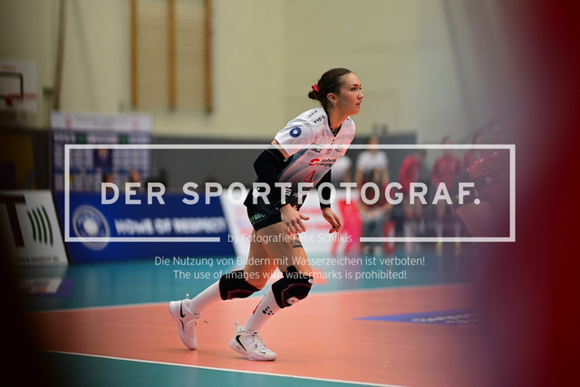 Volleyball I Frauen I Saison 2025-2026 I Bundesliga I 5. Spieltag I ETV Hamburger Volksbank Volleys - Dresdner SC I 06989 | Emma Grome (4, Dresdner SC) - Realisiert mit Pictrs.com